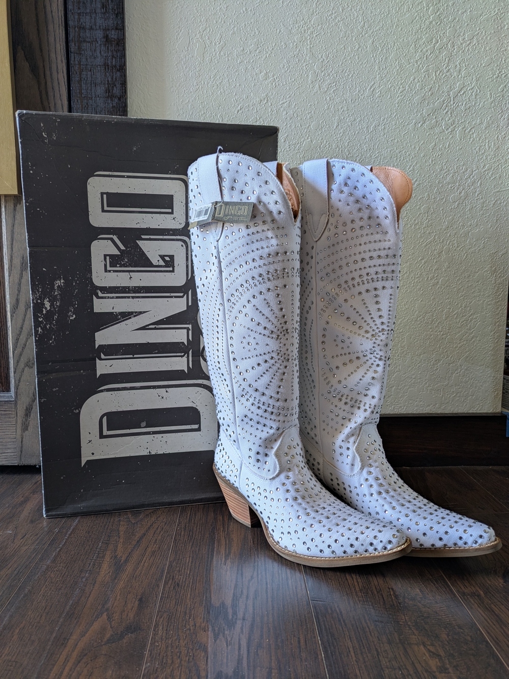 NWT! Dingo White Denim Studded Rhinestone Western Boots